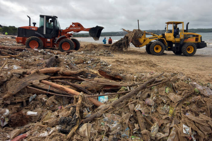 ANTARA FOTO/Nyoman Hendra Wibowo Sejumlah alat berat membersihkan sampah kiriman di Pantai Kedonganan