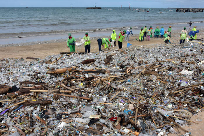 ANTARA FOTO/Nyoman Hendra Wibowo Petugas Dinas Lingkungan Hidup dan Kebersihan (DLHK) Kabupaten Badung membersihkan sampah kiriman