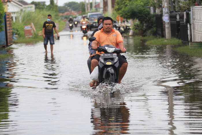 ANTARA FOTO/Dedhez Anggara Warga menerobos genangan banjir di perumahan desa Sindang