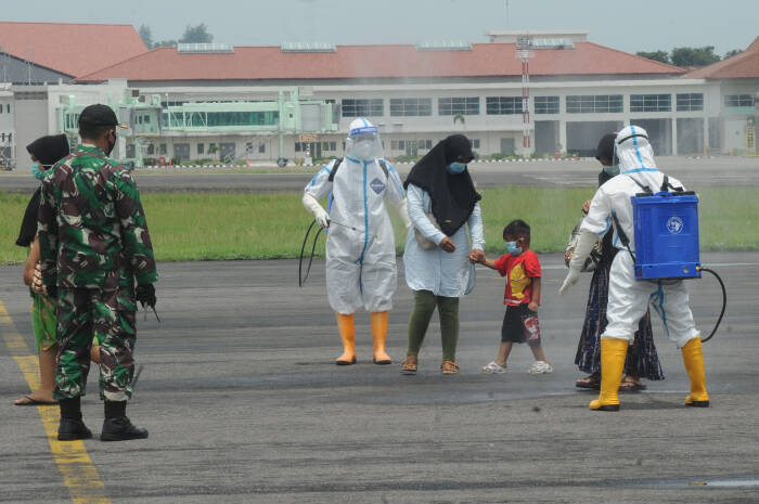 Petugas menyemprotkan desinfektan kepada pengungsi gempa Majene dan Mamuju (ANTARA FOTO/Aloysius Jarot Nugroho) Petugas menyemprotkan desinfektan kepada pengungsi gempa Majene dan Mamuju