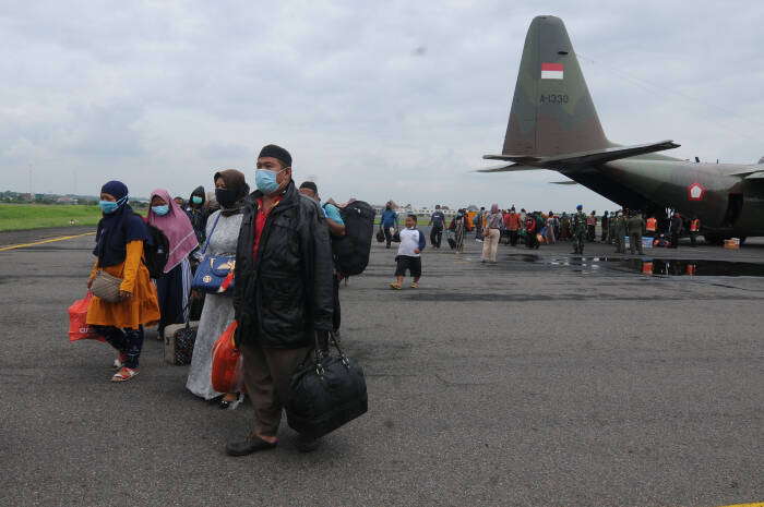 Sejumlah pengungsi turun dari pesawat Hercules milik TNI Angkatan Udara saat tiba di Landasan Udara Adi Soemarmo (ANTARA FOTO/Aloysius Jarot Nugroho) Sejumlah pengungsi turun dari pesawat Hercules milik TNI Angkatan Udara saat tiba di Landasan Udara Adi Soemarmo (ANTARA FOTO/Aloysius Jarot Nugroho)