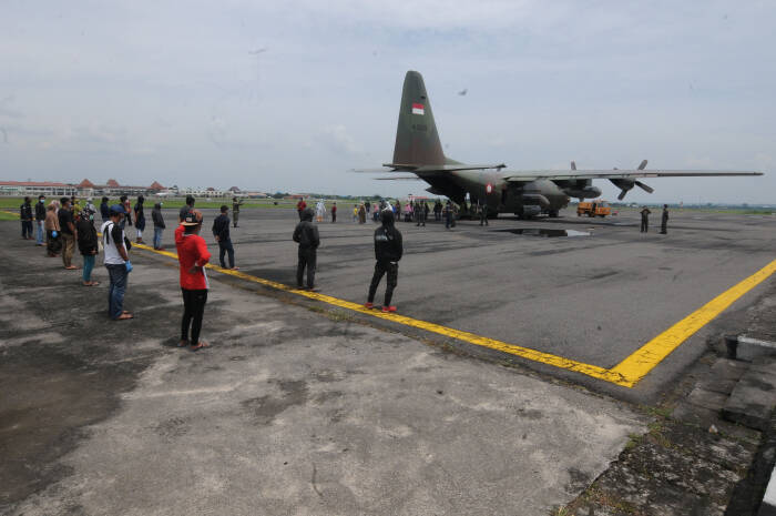 Sejumlah pengungsi turun dari pesawat Hercules milik TNI Angkatan Udara saat tiba di Landasan Udara Adi Soemarmo (ANTARA FOTO/Aloysius Jarot Nugroho) Sejumlah pengungsi turun dari pesawat Hercules milik TNI Angkatan Udara saat tiba di Landasan Udara Adi Soemarmo (ANTARA FOTO/Aloysius Jarot Nugroho)