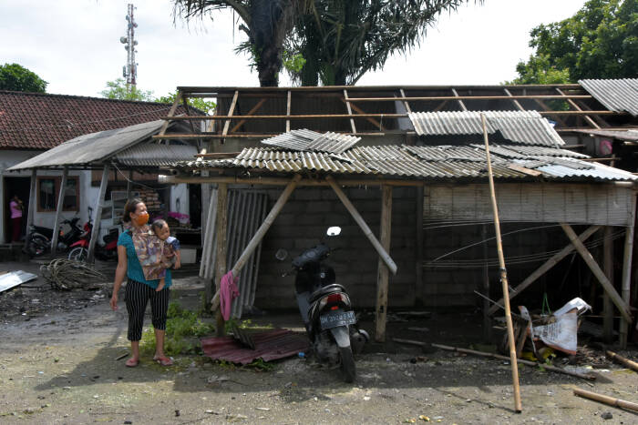 ANTARA FOTO/Nyoman Hendra Wibowo Warga melihat kondisi atap rumah kos yang rusak akibat diterpa angin puting beliung di Desa Pecatu