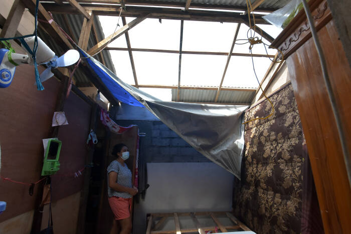 ANTARA FOTO/Nyoman Hendra Wibowo Warga melihat kondisi atap rumah kos yang rusak akibat diterpa angin puting beliung di Desa Pecatu