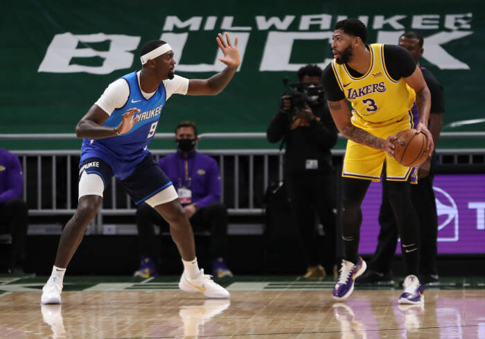 Penyerang Los Angeles Lakers Anthony Davis (3) dijaga oleh center Milwaukee Bucks Bobby Portis (9). REUTERS/Nick Monroe Penyerang Los Angeles Lakers Anthony Davis (3) dijaga oleh center Milwaukee Bucks Bobby Portis (9)