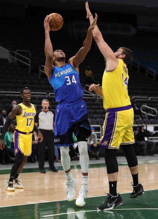 Penyerang Milwaukee Bucks Giannis Antetokounmpo (34) dijaga oleh center Los Angeles Lakers Marc Gasol (14). REUTERS/Nick Monroe Penyerang Milwaukee Bucks Giannis Antetokounmpo (34) dijaga oleh center Los Angeles Lakers Marc Gasol (14)