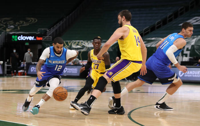 Penjaga Milwaukee Bucks D.J. Augustin (12) berusaha melewati center Marc Gasol (14). REUTERS/Nick Monroe Penjaga Milwaukee Bucks D.J. Augustin (12) berusaha melewati center Marc Gasol (14)