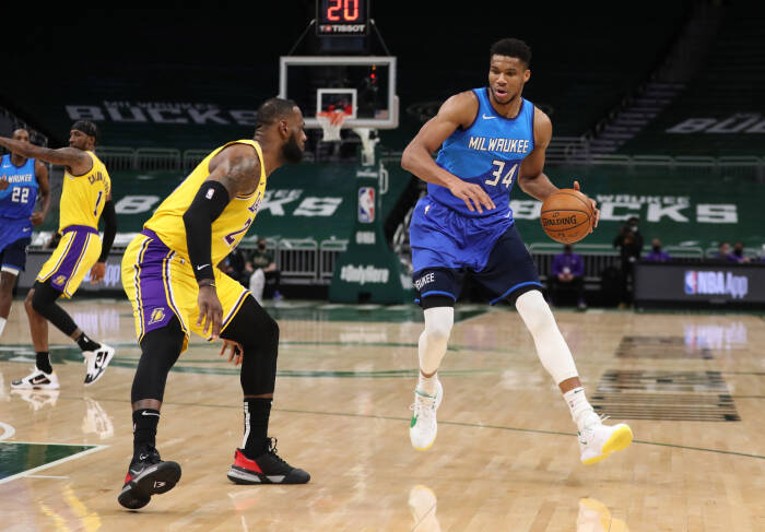 Penyerang Milwaukee Bucks Giannis Antetokounmpo (34) dijaga oleh penyerang Los Angeles Lakers LeBron James (23). REUTERS/Nick Monroe Penyerang Milwaukee Bucks Giannis Antetokounmpo (34) dijaga oleh penyerang Los Angeles Lakers LeBron James (23)