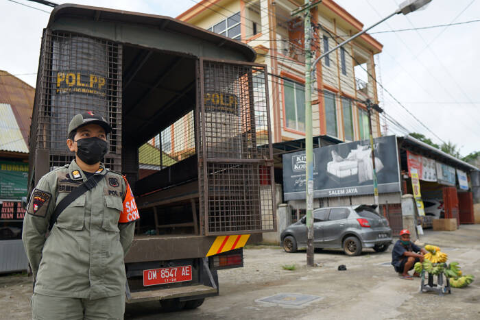 Seorang anggota Satpol PP memantau situasi jalan raya pada Operasi Yustisi (ANTARA FOTO/Adiwinata Solihin) Seorang anggota Satpol PP memantau situasi jalan raya pada Operasi Yustisi