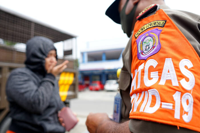 Seorang warga menangis saat terjaring Operasi Yustisi (ANTARA FOTO/Adiwinata Solihin) Seorang warga menangis saat terjaring Operasi Yustisi (ANTARA FOTO/Adiwinata Solihin)