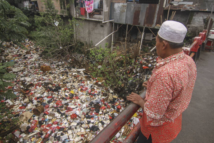 ANTARA FOTO/Asprilla Dwi Adha Seorang warga melihat tumpukkan sampah di Kali Cijantung