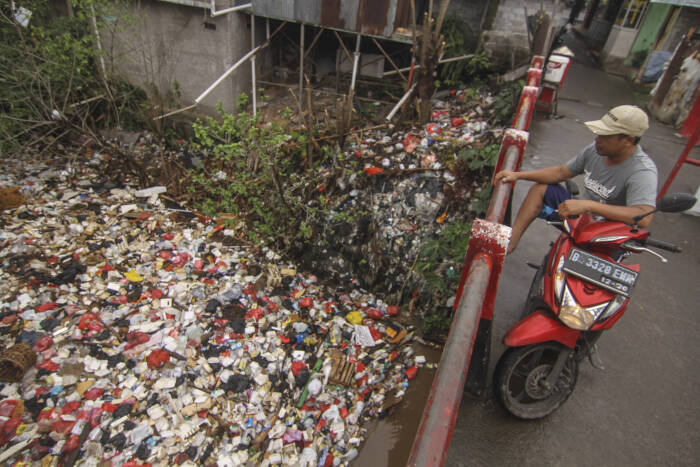 ANTARA FOTO/Asprilla Dwi Adha Seorang warga melihat tumpukkan sampah di Kali Cijantung
