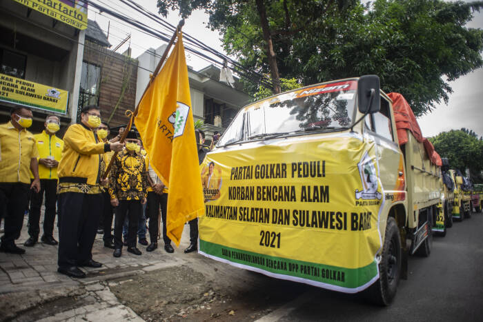 Ketua Umum Partai Golkar Airlangga Hartarto (ketiga kiri) melepas keberangkatan pendistribusian bantuan ke lokasi bencana alam (ANTARA FOTO/Aprillio Akbar) Ketua Umum Partai Golkar Airlangga Hartarto (ketiga kiri) melepas keberangkatan pendistribusian bantuan ke lokasi bencana alam