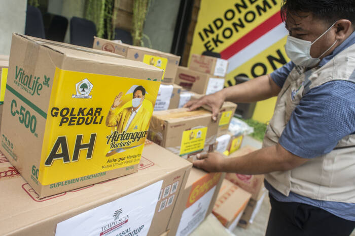 Petugas Badan Penanggulangan Bencana Alam DPP Partai Golkar menyiapkan kotak berisi kebutuhan pokok (ANTARA FOTO/Aprillio Akbar) Petugas Badan Penanggulangan Bencana Alam DPP Partai Golkar menyiapkan kotak berisi kebutuhan pokok