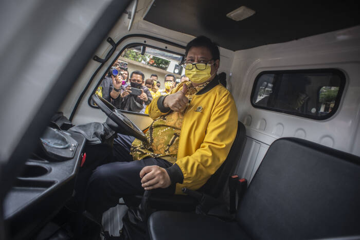 Ketua Umum Partai Golkar Airlangga Hartarto mencoba mobil filter air sebelum mendistribusikan ke lokasi bencana alam (ANTARA FOTO/Aprillio Akbar) Ketua Umum Partai Golkar Airlangga Hartarto mencoba mobil filter air sebelum mendistribusikan ke lokasi bencana alam