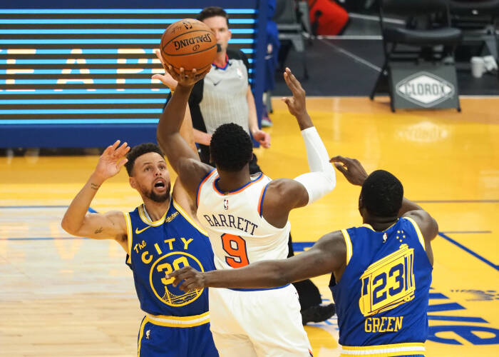 Guard Golden State Warriors Stephen Curry (30) menjaga guard-forward New York Knicks RJ Barrett (9) dengan penyerang Golden State Warriors Draymond Green (23). REUTERS/Kelley L Cox Guard Golden State Warriors Stephen Curry (30) menjaga guard-forward New York Knicks RJ Barrett (9) dengan penyerang Golden State Warriors Draymond Green (23)