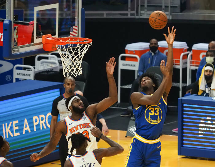 Center Golden State Warriors James Wiseman (33) dilanggar oleh penyerang New York Knicks Reggie Bullock (25). REUTERS/Kelley L Cox Center Golden State Warriors James Wiseman (33) dilanggar oleh penyerang New York Knicks Reggie Bullock (25)