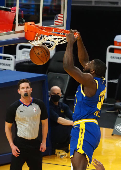 Penyerang Golden State Warriors Eric Paschall (7) melakukan dunks (REUTERS/Kelley L Cox) Penyerang Golden State Warriors Eric Paschall (7) melakukan dunks