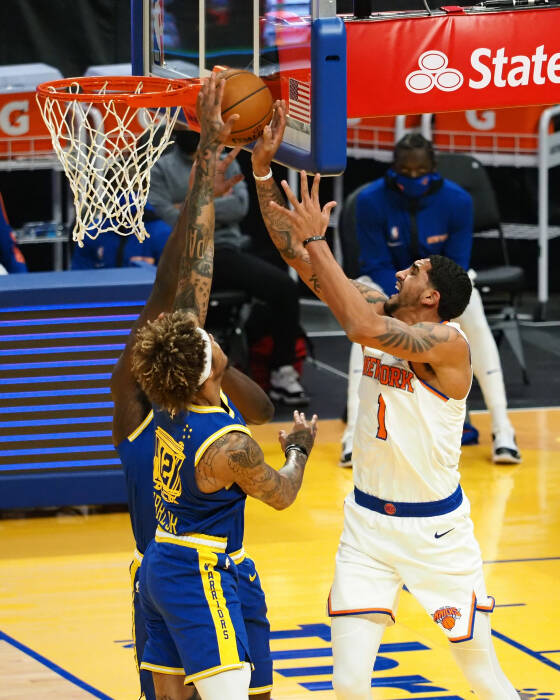 Forward-guard Golden State Warriors Kelly Oubre Jr. (12) memblok tembakan penyerang New York Knicks Obi Toppin (1). REUTERS/Kelley L Cox Forward-guard Golden State Warriors Kelly Oubre Jr. (12) memblok tembakan penyerang New York Knicks Obi Toppin (1)