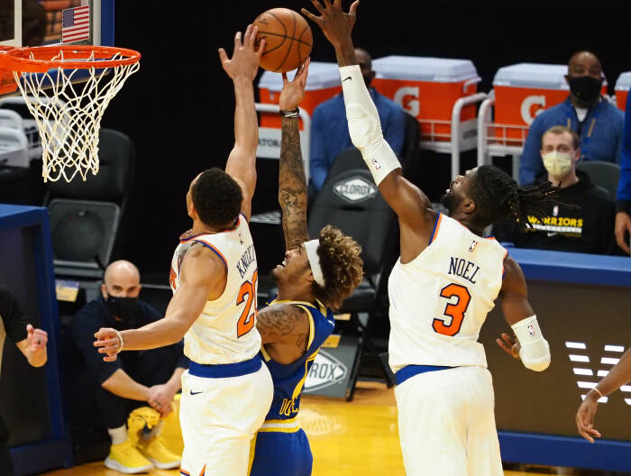 Penyerang New York Knicks Kevin Knox II (20) dan center Nerlens Noel (3) menjaga penyerang depan Golden State Warriors Kelly Oubre Jr. (12). REUTERS/Kelley L Cox Penyerang New York Knicks Kevin Knox II (20) dan center Nerlens Noel (3) menjaga penyerang depan Golden State Warriors Kelly Oubre Jr. (12)