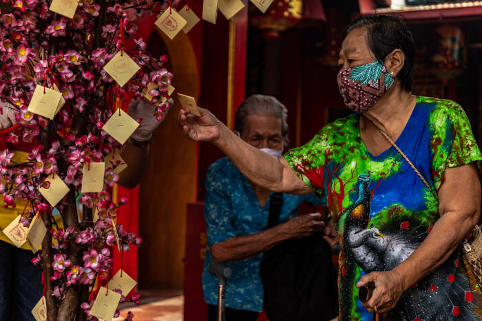 ANTARA FOTO/Aji Styawan Warga lanjut usia (lansia) memilih kertas pada pohon doa dan harapan usai menerima angpau