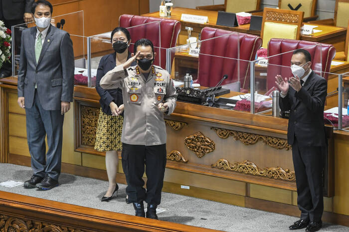 Calon Kapolri Komjen Pol Listyo Sigit Prabowo memberi hormat usai sidang paripurna di kompleks Parlemen menyepakati penetapannya sebagai Kapolri, Kamis (21/1/2021). (ANTARA/Galih Pradipta) calon kapolri listyo sigit prabowo, kapolri baru, listyo sigit prabowo kapolri,