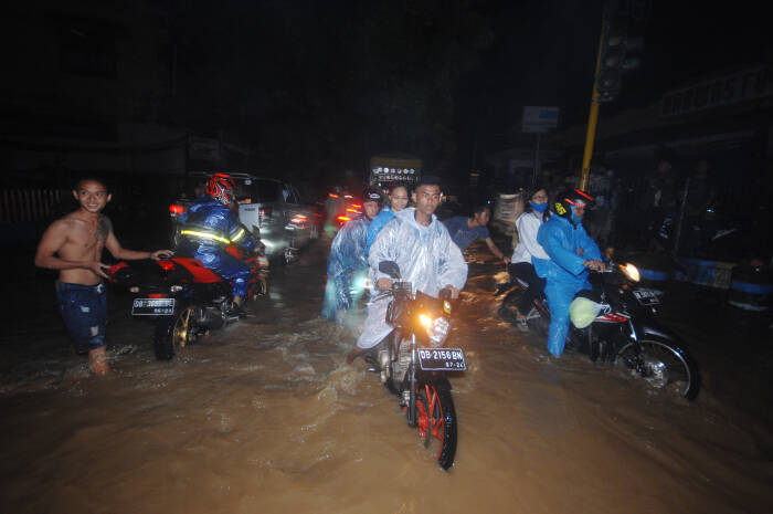 ANTARA FOTO/Adwit B Pramono Sejumlah kendaraan terjebak macet di salah satu ruas jalan di Kota Manado