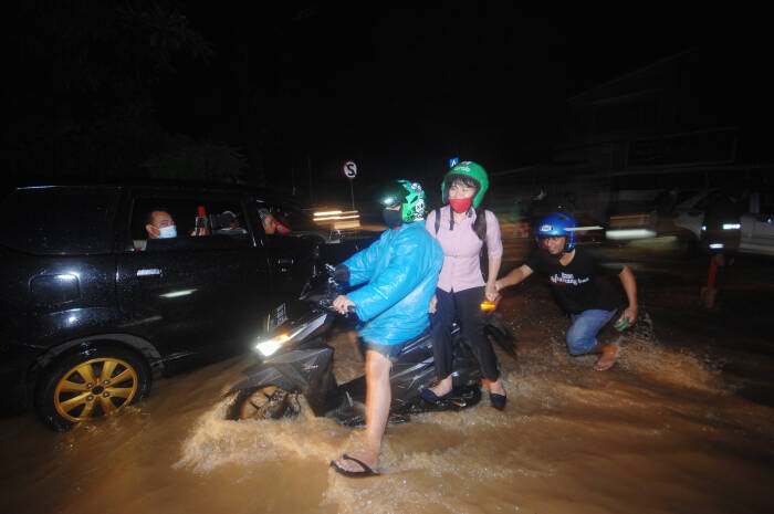 ANTARA FOTO/Adwit B Pramono Sejumlah kendaraan terjebak macet di salah satu ruas jalan di Kota Manado