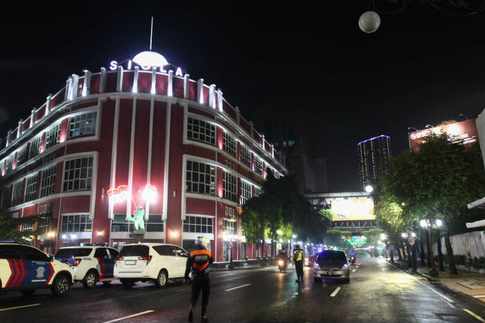 Petugas berjaga di Jalan Tunjungan yang ditutup (ANTARA FOTO/Didik Suhartono) Petugas berjaga di Jalan Tunjungan yang ditutup