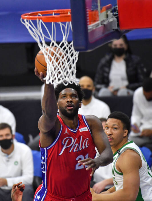 Center Philadelphia 76ers Joel Embiid (21) melakukan lays up (REUTERS/Eric Hartline) Center Philadelphia 76ers Joel Embiid (21) melakukan lays up
