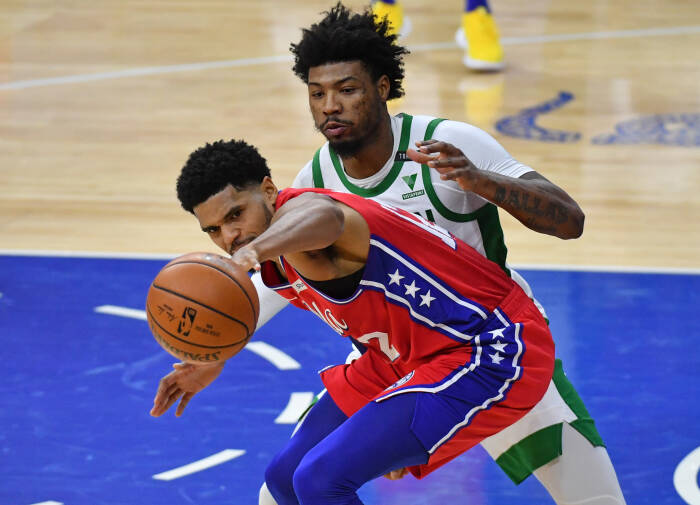 Penyerang Philadelphia 76ers Tobias Harris (12) dijaga oleh guard Boston Celtics Marcus Smart (36). REUTERS/Eric Hartline Penyerang Philadelphia 76ers Tobias Harris (12) dijaga oleh guard Boston Celtics Marcus Smart (36)