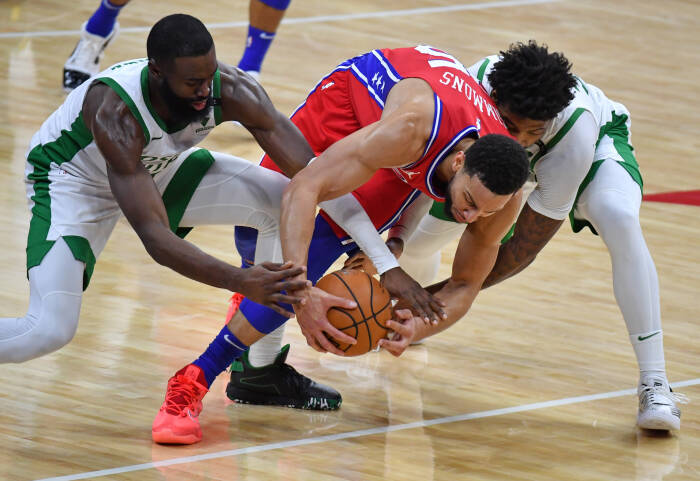 Guard Philadelphia 76ers Ben Simmons (25) berebut bola dengan guard Boston Celtics Jaylen Brown (7) dan guard Marcus Smart (36). REUTERS/Eric Hartline Guard Philadelphia 76ers Ben Simmons (25) berebut bola dengan guard Boston Celtics Jaylen Brown (7) dan guard Marcus Smart (36)