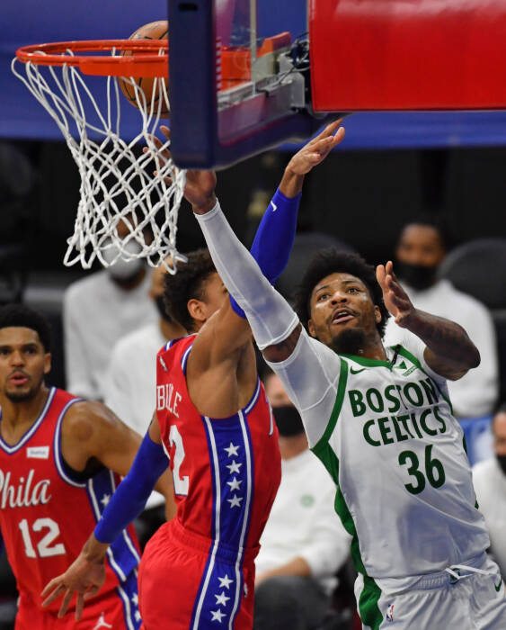 Guard Boston Celtics Marcus Smart (36) menembak melewati guard Philadelphia 76ers Matisse Thybulle (22). REUTERS/Eric Hartline) Guard Boston Celtics Marcus Smart (36) menembak melewati guard Philadelphia 76ers Matisse Thybulle (22)