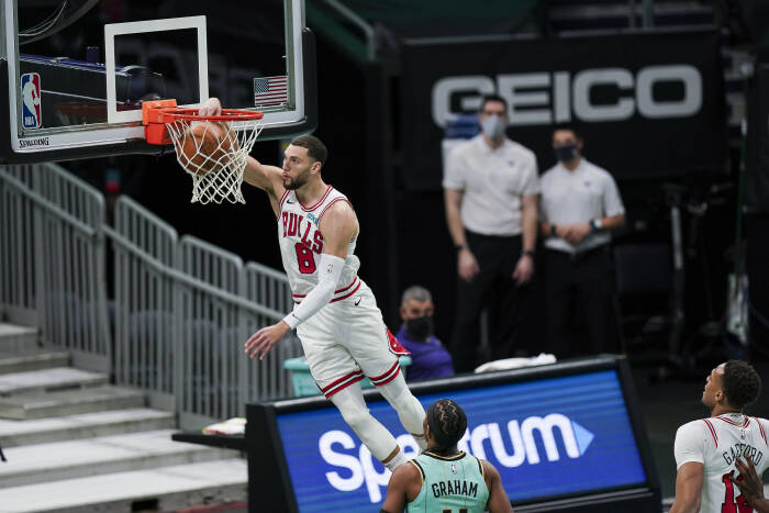 Penjaga Chicago Bulls Zach LaVine (8) melakukan dunk (REUTERS/Jim Dedmon) Penjaga Chicago Bulls Zach LaVine (8) melakukan dunk