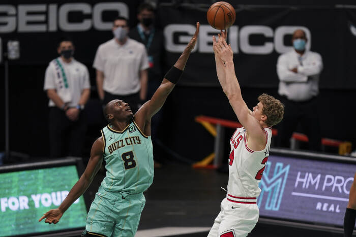 Penyerang Chicago Bulls Lauri Markkanen (24) menembak melewati center Charlotte Hornets Bismack Biyombo (8). REUTERS/Jim Dedmon Penyerang Chicago Bulls Lauri Markkanen (24) menembak melewati center Charlotte Hornets Bismack Biyombo (8)