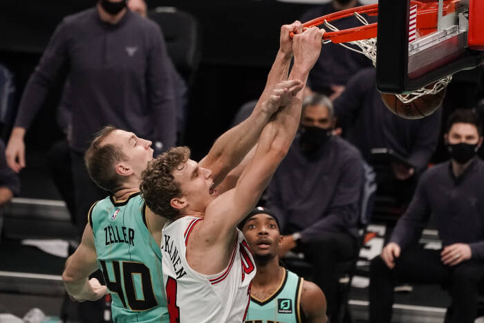 Penyerang Chicago Bulls Lauri Markkanen (24) meraih rim dengan dunk di atas center Charlotte Hornets Cody Zeller (40). REUTERS/Jim Dedmon Penyerang Chicago Bulls Lauri Markkanen (24) meraih rim dengan dunk di atas center Charlotte Hornets Cody Zeller (40)