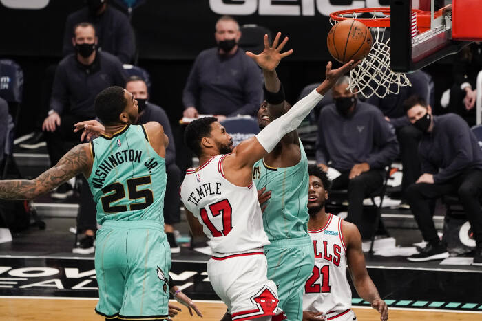 Penjaga Chicago Bulls Garrett Temple (17) mencoba melakukan lays up (REUTERS/Jim Dedmon) Penjaga Chicago Bulls Garrett Temple (17) mencoba melakukan lays up