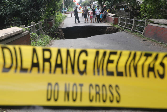 ANTARA FOTO/Prasetia Fauzani Warga mengamati jembatan rusak di Desa Gedangsewu