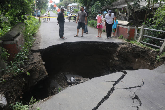 ANTARA FOTO/Prasetia Fauzani Warga mengamati jembatan rusak di Desa Gedangsewu