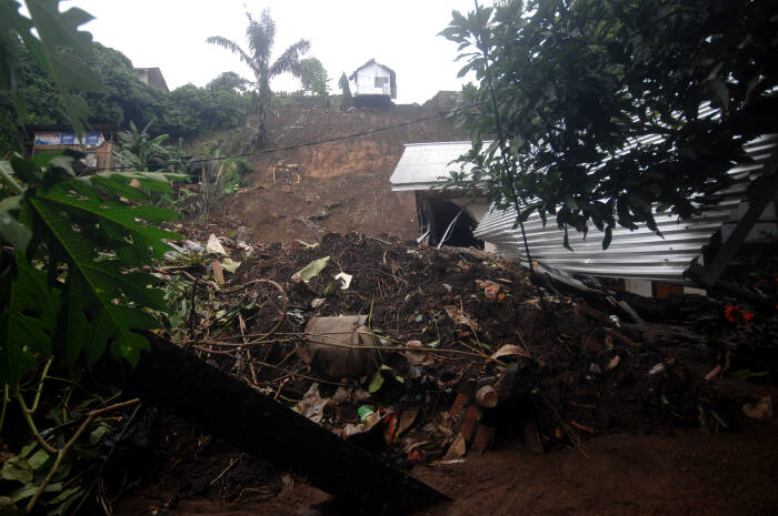 ANTARA FOTO/Adwit B Pramono Kondisi salah satu rumah yang terdampak longsor