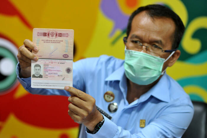 Kepala Kanwil Kementerian Hukum dan HAM Bali Jamaruli Manihuruk menunjukkan paspor warga negara Rusia Sergei Kosenko di Kantor Imigrasi Kelas I Khusus TPI Ngurah Rai, Badung, Bali, Minggu (24/1/2021). (photo/ ANTARA FOTO/Fikri Yusuf/) Kepala Kanwil Kementerian Hukum dan HAM Bali Jamaruli Manihuruk menunjukkan paspor warga negara Rusia Sergei Kosenko di Kantor Imigrasi Kelas I Khusus TPI Ngurah Rai, Badung, Bali, Minggu (24/1/2021). (photo/ ANTARA FOTO/Fikri Yusuf/)