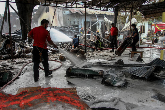 Petugas Pemadan Kebakaran berusaha memadamkan api ketika terjadi kebakaran di sebuah pangkalan gas di kawasan Kecamatan Medan Sunggal, Kota Medan, Sumatera Utara, Minggu (24/1/2021). (photo/ANTARA FOTO/Rony Muharrman) Petugas Pemadan Kebakaran berusaha memadamkan api ketika terjadi kebakaran di sebuah pangkalan gas di kawasan Kecamatan Medan Sunggal, Kota Medan, Sumatera Utara, Minggu (24/1/2021). (photo/ANTARA FOTO/Rony Muharrman)