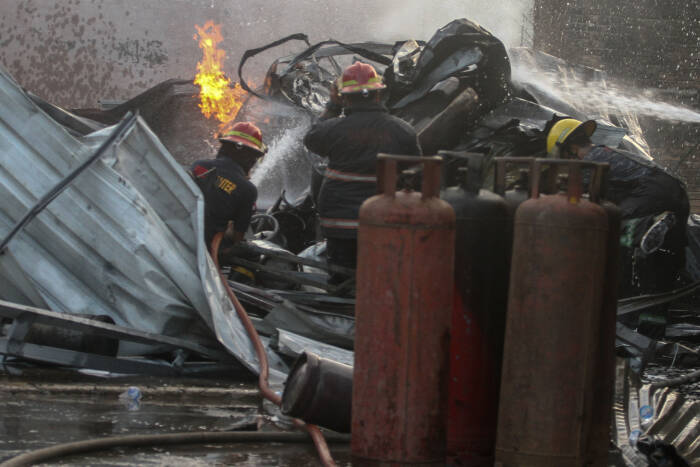 Petugas Pemadan Kebakaran berusaha memadamkan api ketika terjadi kebakaran di sebuah pangkalan gas di kawasan Kecamatan Medan Sunggal, Kota Medan, Sumatera Utara, Minggu (24/1/2021). (photo/ANTARA FOTO/Rony Muharrman) Petugas Pemadan Kebakaran berusaha memadamkan api ketika terjadi kebakaran di sebuah pangkalan gas di kawasan Kecamatan Medan Sunggal, Kota Medan, Sumatera Utara, Minggu (24/1/2021). (photo/ANTARA FOTO/Rony Muharrman)