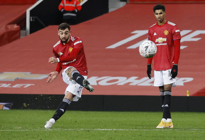 Momen tendangan bebas Bruno Fernandes di laga Piala FA Manchester United vs Liverpool. (REUTERS/PHIL NOBLE) tendangan bebas Bruno Fernandes
