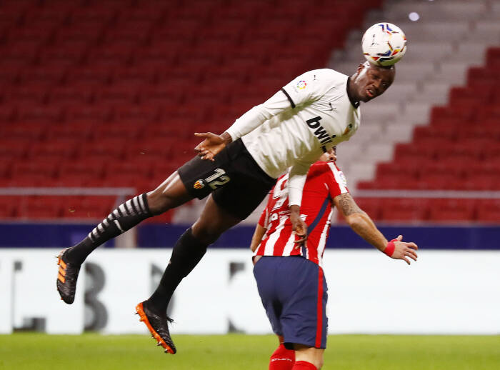 Mouctar Diakhaby dari Valencia beraksi (REUTERS/Juan Medina) Mouctar Diakhaby dari Valencia beraksi