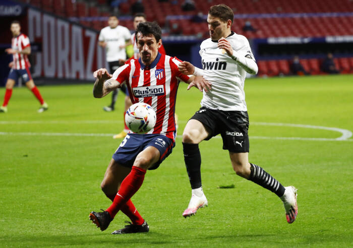 Stefan Savic dari Atletico Madrid beraksi dengan Manu Vallejo dari Valencia (REUTERS/Juan Medina) Stefan Savic dari Atletico Madrid beraksi dengan Manu Vallejo dari Valencia
