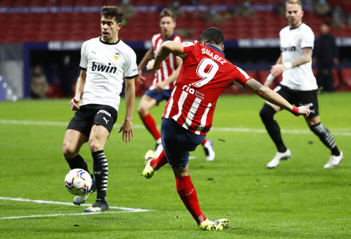 Luis Suarez dari Atletico Madrid mencetak gol kedua mereka (REUTERS/Juan Medina) Luis Suarez dari Atletico Madrid mencetak gol kedua mereka