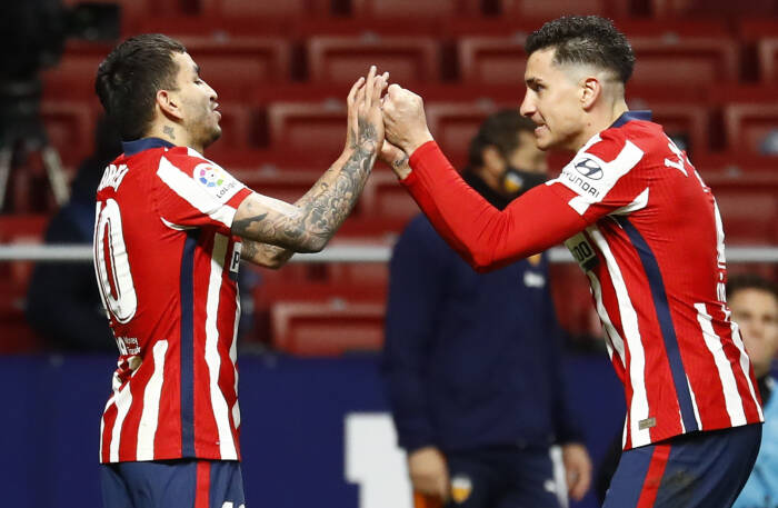 Angel Correa dari Atletico Madrid merayakan mencetak gol ketiga mereka bersama Jose Gimenez (REUTERS/Juan Medina) Angel Correa dari Atletico Madrid merayakan mencetak gol ketiga mereka bersama Jose Gimenez