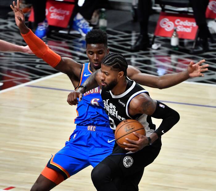 Guard LA Clippers Paul George (13) melaju ke keranjang melawan guard Oklahoma City Thunder Hamidou Diallo (6). REUTERS/Robert Hanashiro Guard LA Clippers Paul George (13) melaju ke keranjang melawan guard Oklahoma City Thunder Hamidou Diallo (6)