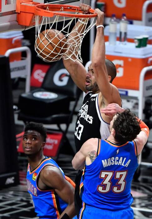Center LA Clippers Serge Ibaka (9) melakukan dunk (REUTERS/Robert Hanashiro) Center LA Clippers Serge Ibaka (9) melakukan dunk